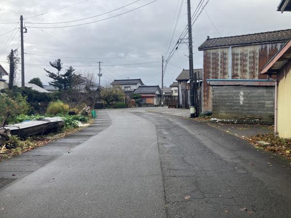 三条市月岡4丁目 前面道路含む現地写真 