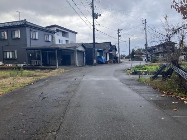 三条市月岡4丁目 前面道路含む現地写真 
