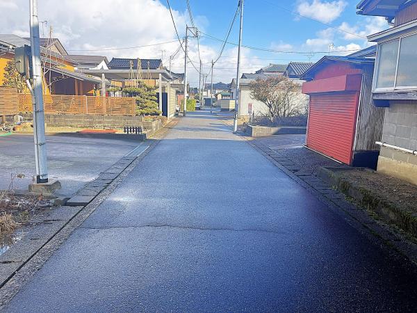 三条市石上2丁目 前面道路含む現地写真 