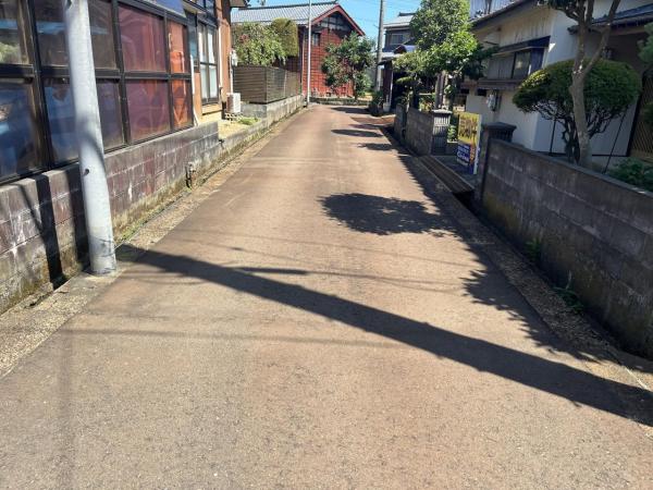 三条市諏訪2丁目 前面道路含む現地写真 