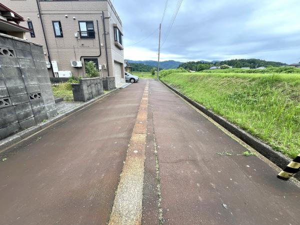 長岡市長倉2丁目 前面道路含む現地写真 