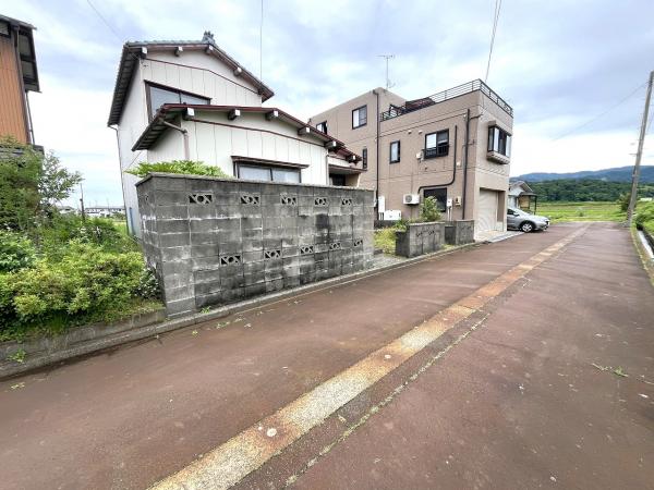 長岡市長倉2丁目 前面道路含む現地写真 
