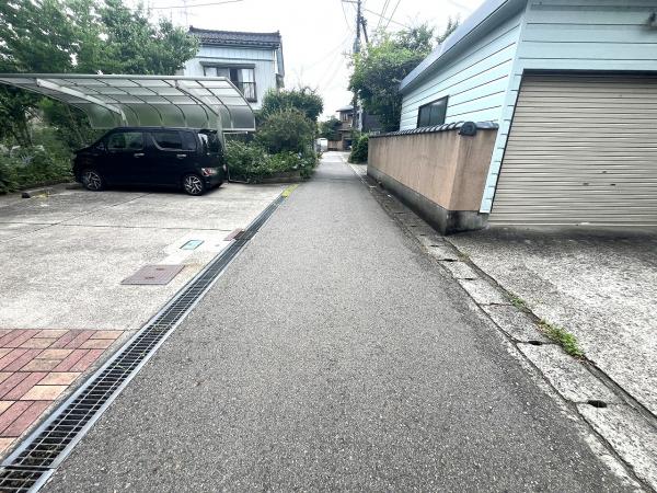 三条市西四日町1丁目 前面道路含む現地写真 