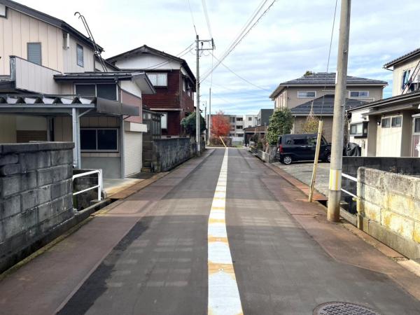 長岡市前田1丁目 前面道路含む現地写真 