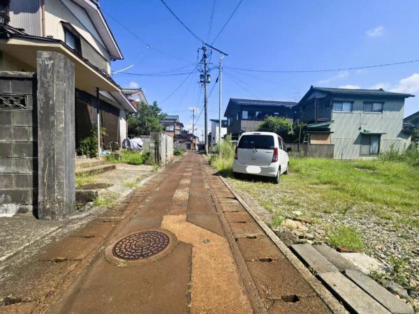 三条市西裏館1丁目 前面道路含む現地写真 