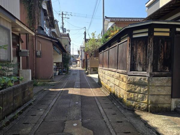 三条市西裏館1丁目 前面道路含む現地写真 