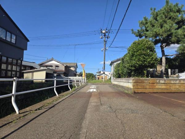 三条市西四日町3丁目 前面道路含む現地写真 