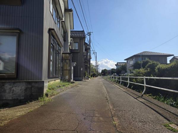 三条市西四日町3丁目 前面道路含む現地写真 