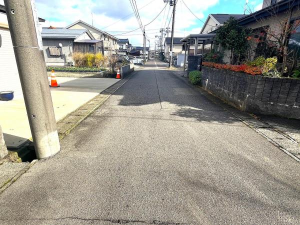 三条市西大崎3丁目 前面道路含む現地写真 