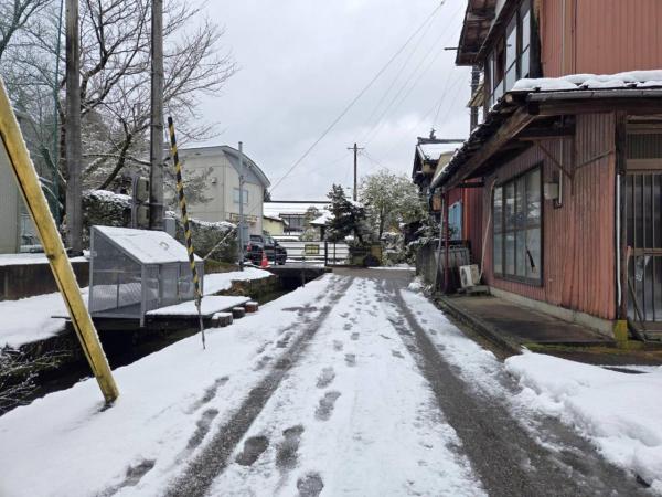 加茂市五番町 前面道路含む現地写真 