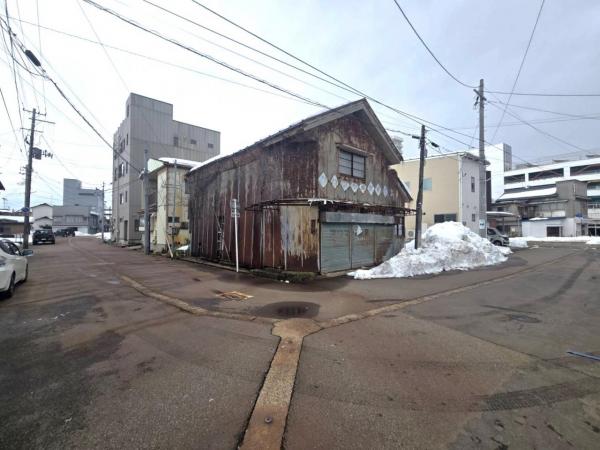 三条市神明町 前面道路含む現地写真 