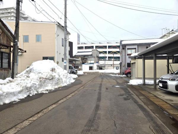 三条市神明町 前面道路含む現地写真 