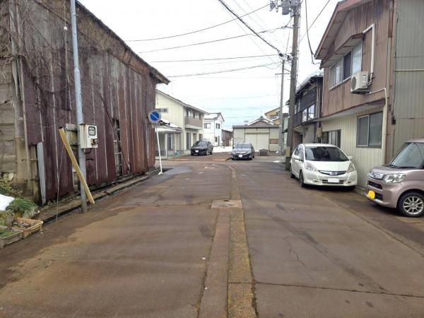 三条市神明町 前面道路含む現地写真 
