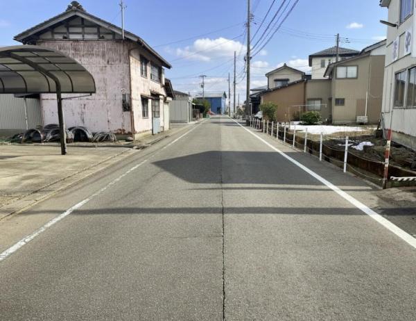 三条市石上3丁目 前面道路含む現地写真 