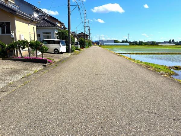 三条市猪子場新田 前面道路含む現地写真 