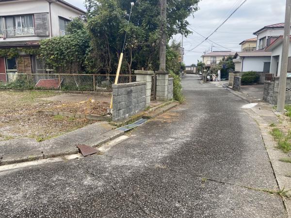 館山市下真倉　建築条件なし・角地の土地です 前面道路含む現地写真 
