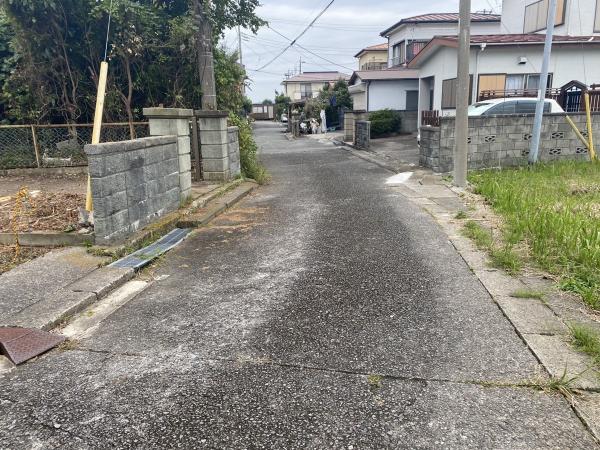 館山市下真倉　建築条件なし・角地の土地です 前面道路含む現地写真 