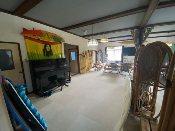 館山市犬石　平砂浦海岸まで歩いて6分、海近くのサーフィン拠点として リビング 