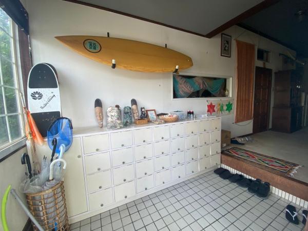 館山市犬石　平砂浦海岸まで歩いて6分、海近くのサーフィン拠点として 玄関 