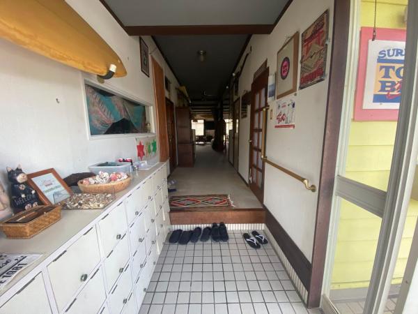 館山市犬石　平砂浦海岸まで歩いて6分、海近くのサーフィン拠点として 玄関 