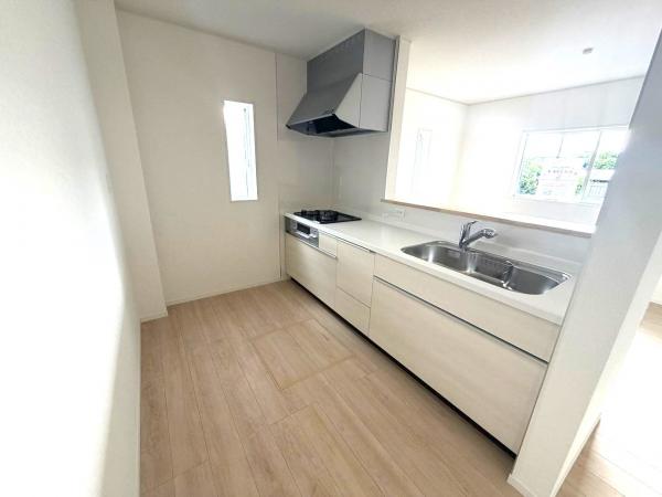 館山市館山　新築戸建　1号棟　1階18帖＋和室4.5帖、駐車場3台分あり リビングダイニング