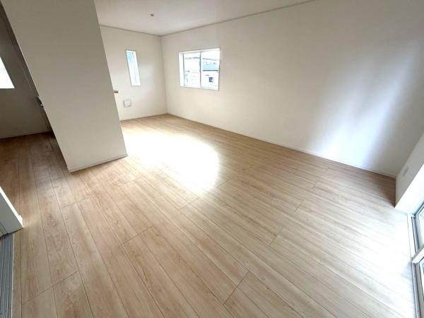 館山市館山　新築戸建　1号棟　1階18帖＋和室4.5帖、駐車場3台分あり リビングダイニング