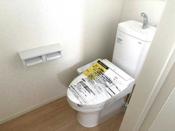 館山市館山　新築戸建　1号棟　1階18帖＋和室4.5帖、駐車場3台分あり トイレ 