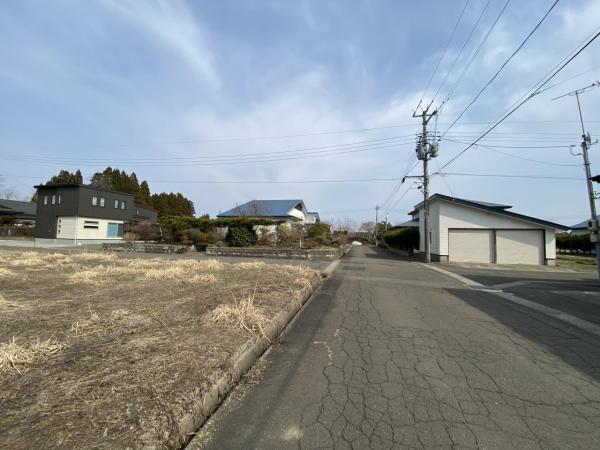 2080山本郡三種町志戸橋字新田 前面道路含む現地写真 