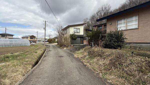 1877秋田市上北手荒巻字前田 前面道路含む現地写真 