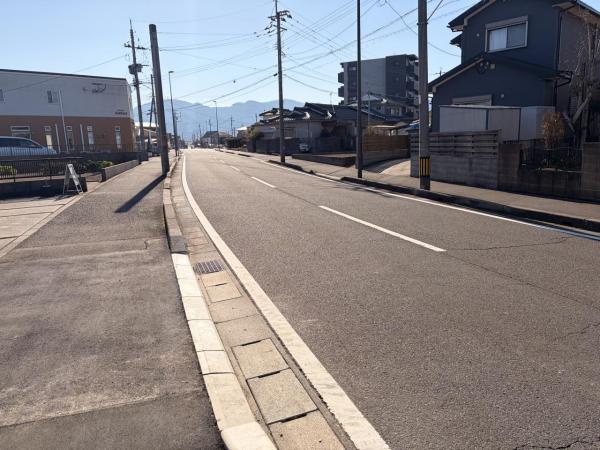 姶良市東餅田1710番6　2号棟 前面道路含む現地写真 