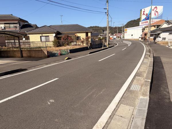 姶良市東餅田1710番6　2号棟 前面道路含む現地写真 