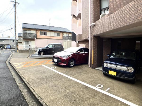 エクセレンス川名 敷地内駐車場