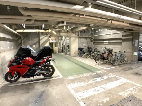 虹ヶ丘マンション本館 駐輪場