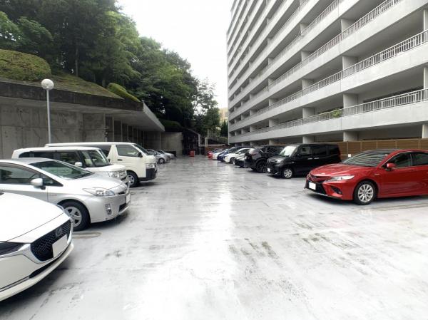 虹ヶ丘マンション本館 敷地内駐車場