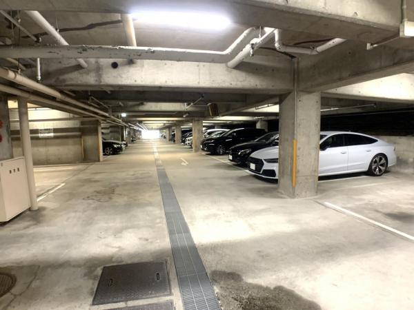 虹ヶ丘マンション本館 敷地内駐車場