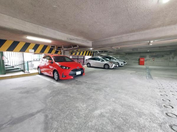 ドミール東山 敷地内駐車場