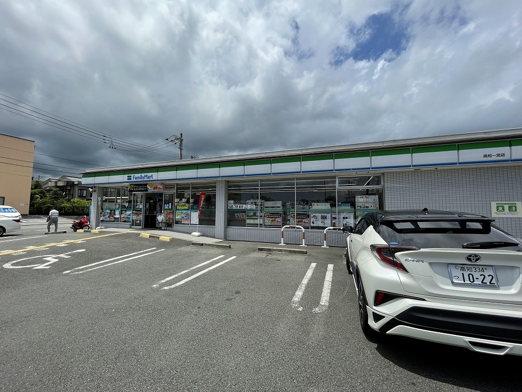 ファミリーマート 高知インター店