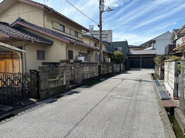 大谷公園　建築条件なし　更地渡しの売土地 前面道路含む現地写真 