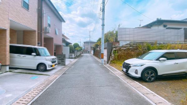 横内小学校　建築条件なしの土地 前面道路含む現地写真 