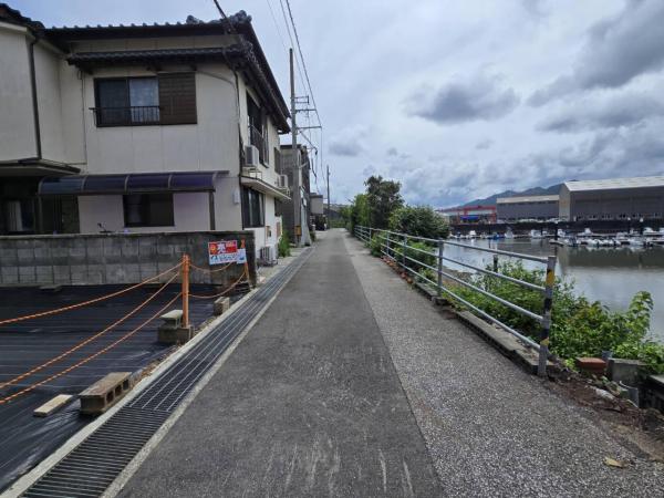 十津　590 前面道路含む現地写真 