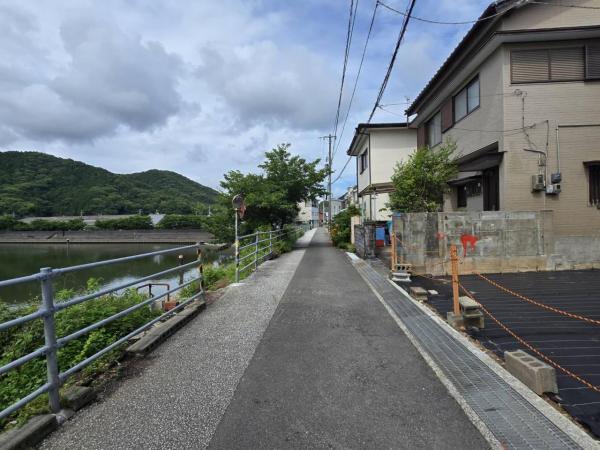 十津　590 前面道路含む現地写真 