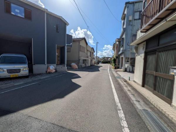 旭天神町　2590 前面道路含む現地写真 