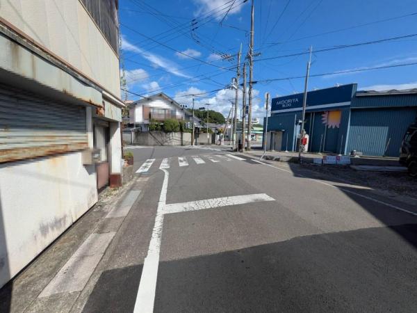 旭天神町　2590 前面道路含む現地写真 