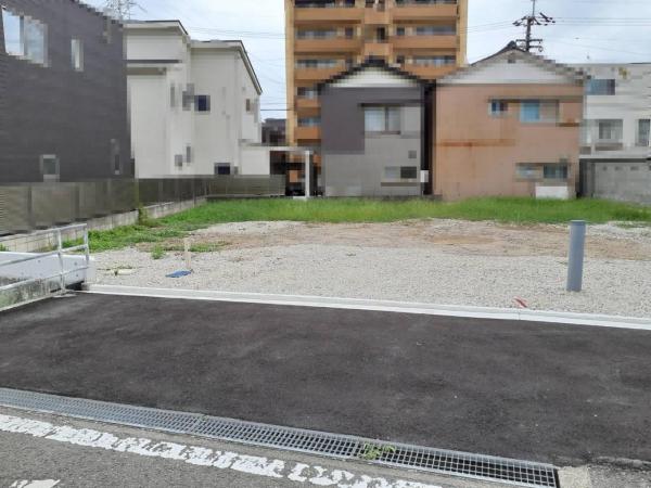高知市愛宕町　建築条件付き売り土地　約47坪 前面道路含む現地写真 