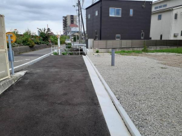 高知市愛宕町　建築条件付き売り土地　約47坪 前面道路含む現地写真 