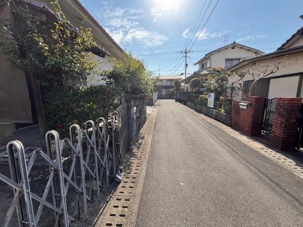 高知市曙町　閑静で商業施設に近くの立地 前面道路含む現地写真 