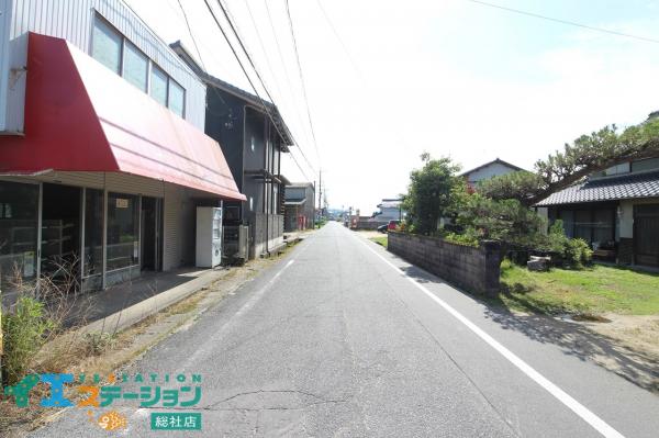 総社市秦　店舗 前面道路含む現地写真 