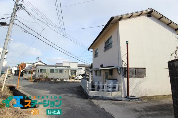総社市秦　中古戸建 前面道路含む現地写真 