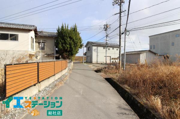 総社市秦　中古戸建 前面道路含む現地写真 