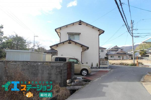 総社市秦　中古戸建 前面道路含む現地写真 